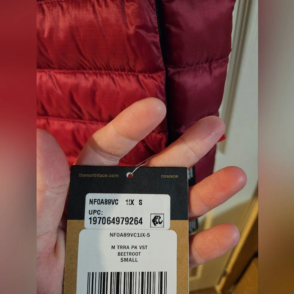 The North Face Men’s Terra Peak Vest: BEETROOT: NEW WITH TAGS: SIZE SMALL